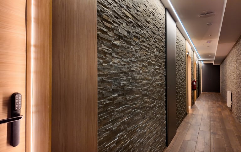 Pasillo de acceso a las habitaciones del Hotel Focus en el Pas de la Casa, Andorra. En los Pirineos