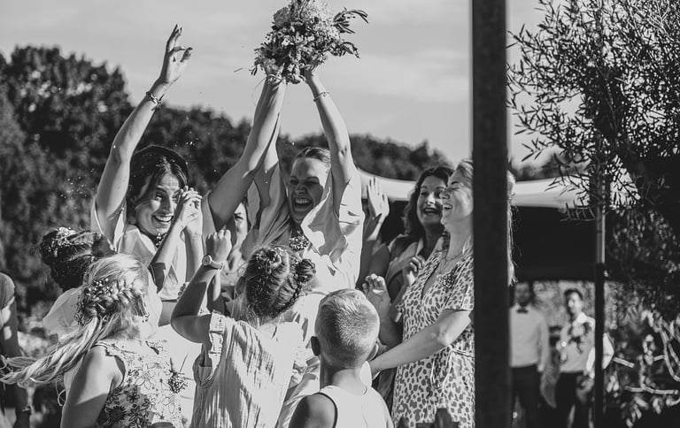 bruidsboeket gooien vangen bruidsmeisjes