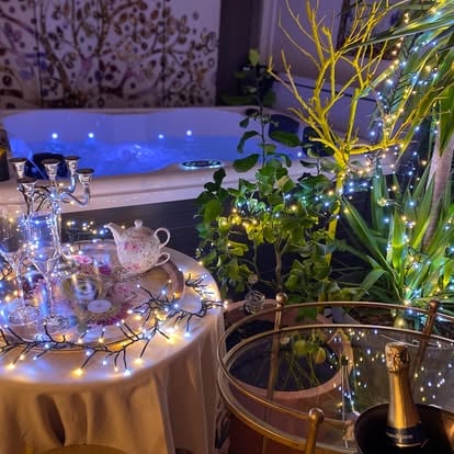 Se relacher dans le coin veranda ou un jacuzzi avec des couleurs chromatiques bienveillantes et la p