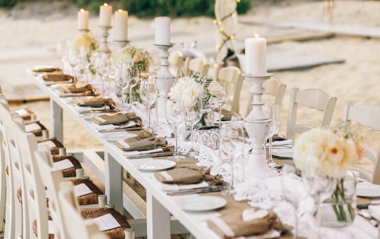 Équipe de déménageurs transportant des équipements et du mobilier pour un événement à Brossard