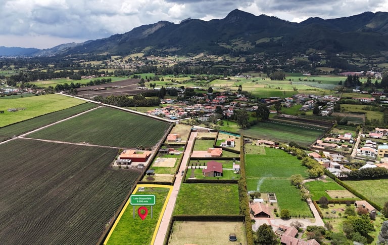 vista a peña de Juaica y cerro de Majuy desde el conjunto Palo Verde en Tabio, Cundinamarca
