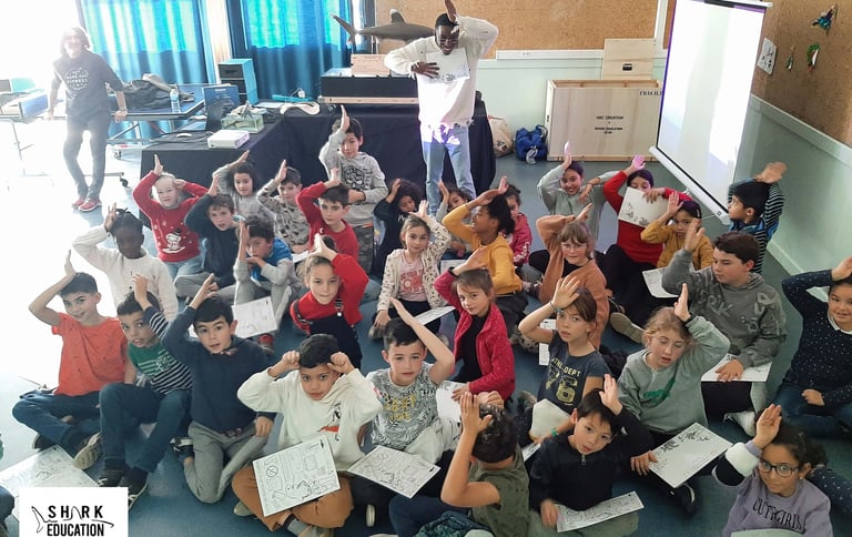 Une classe primaire qui fait le signe de reconnaissance du requin