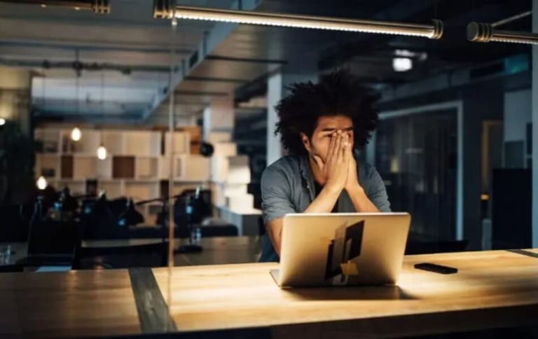 imagem de um jovem endividado com juros do cartão de crédito.