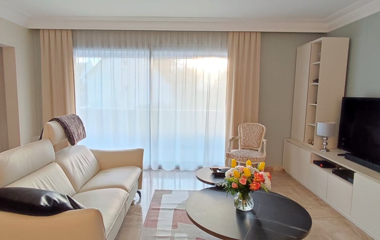 Voilage froncé et double rideaux plis plats Kosy Atelier Tapissier