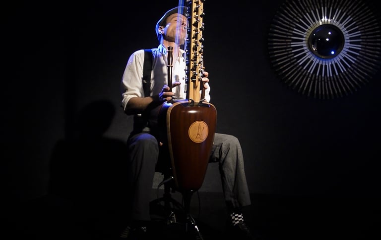Jérôme De Cuyper en train de jouer avec sa Jazzy-Kora