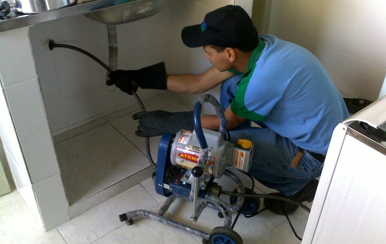 desentupimento de pia com maquinário moderno