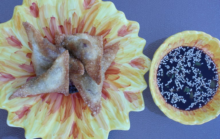 wontons with dipping sauce