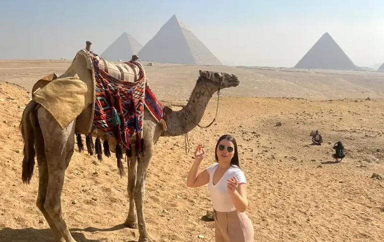 Visita guiada às Pirâmides de Gizé , passeio de camelo com o Guia de Egito