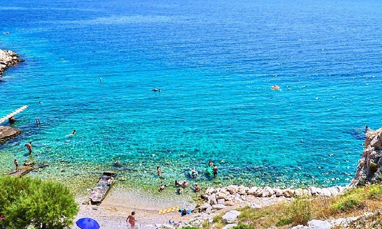 The photo shows Vojskovo beach in Lokva Rogoznica from another angle.
