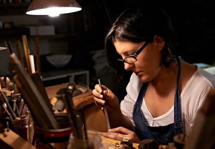 Artesana en taller elaborando piezas unicas 