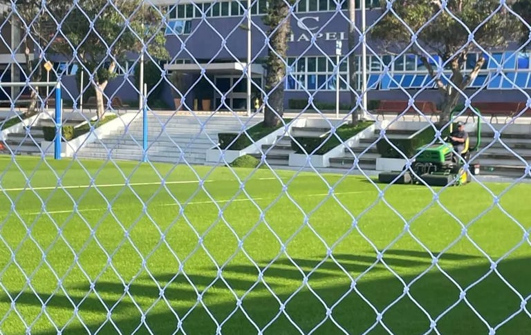 Redes de proteção de alta resistência instaladas em quadra esportiva e playground de colégio