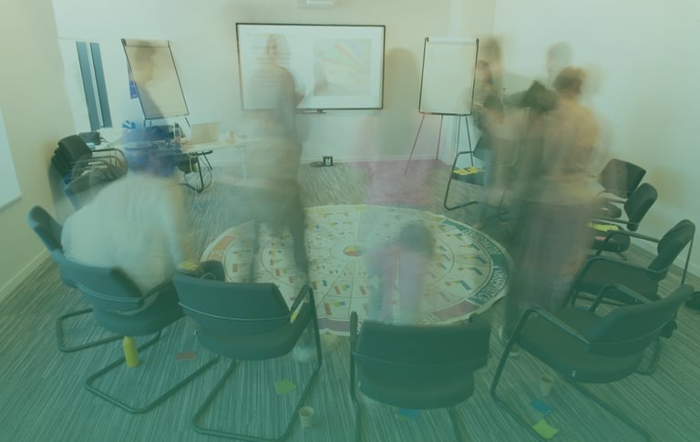 Iris Van Belleghem begeleidt een Insights Discovery workshop voor een team in België