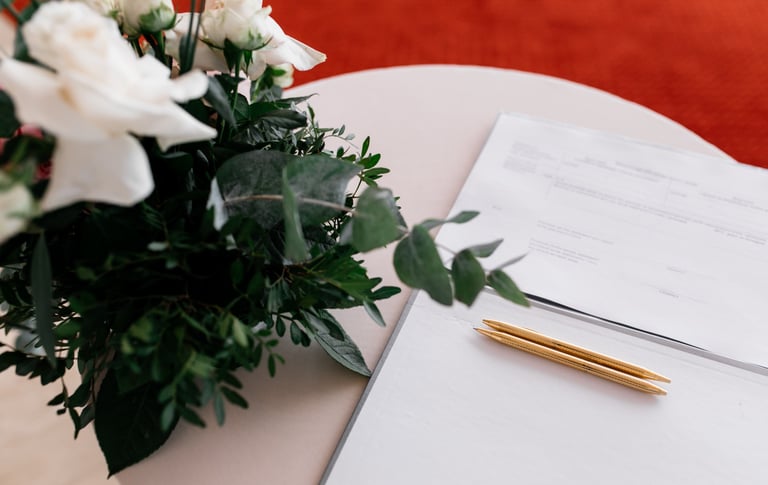 Organisation logistique d’une cérémonie personnalisée : fleurs, carnet, accueil des invités