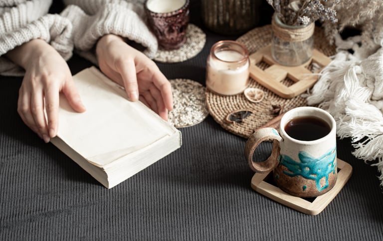 Création de souvenirs personnalisés : livre hommage, chandelles et objets symboliques
