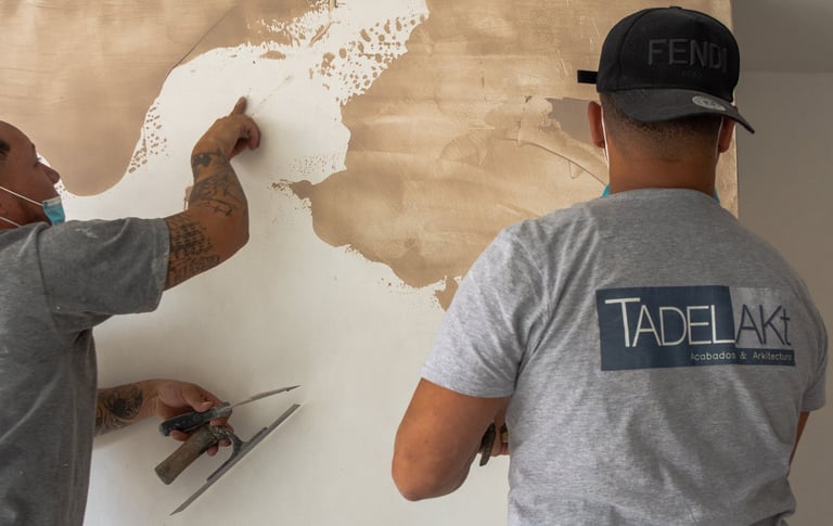 Aplicación de microcemento en muro