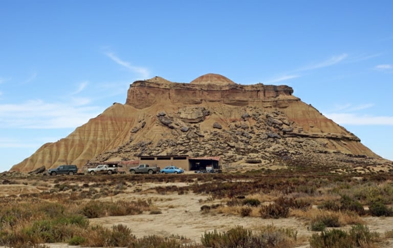 Paisaje árido y espectacular de las Bardenas Reales. La imagen destaca el Cabezo de los hermanos