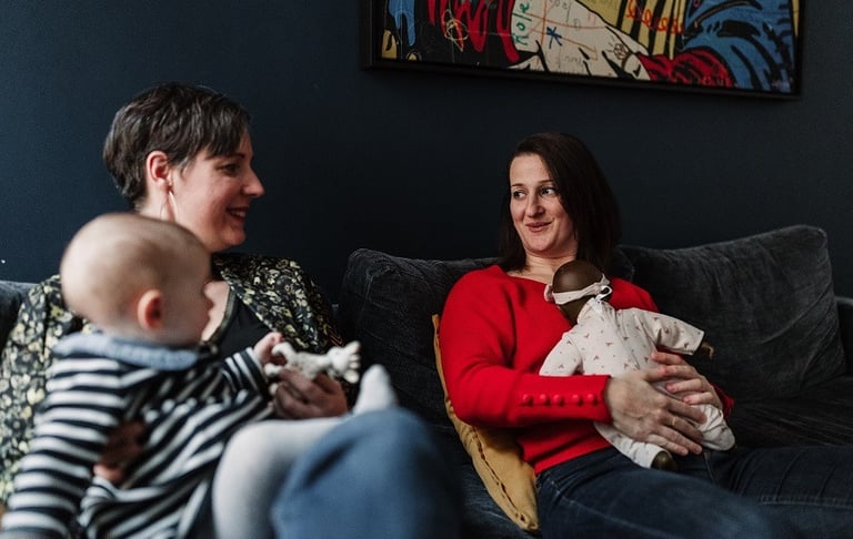 Aline Multon en séance de soutien à l'allaitement avec une famille