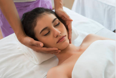 massage Shiro abhyanga, lacher prise, massage huile chaude, relaxation, épaule, cou , tête, nuque,