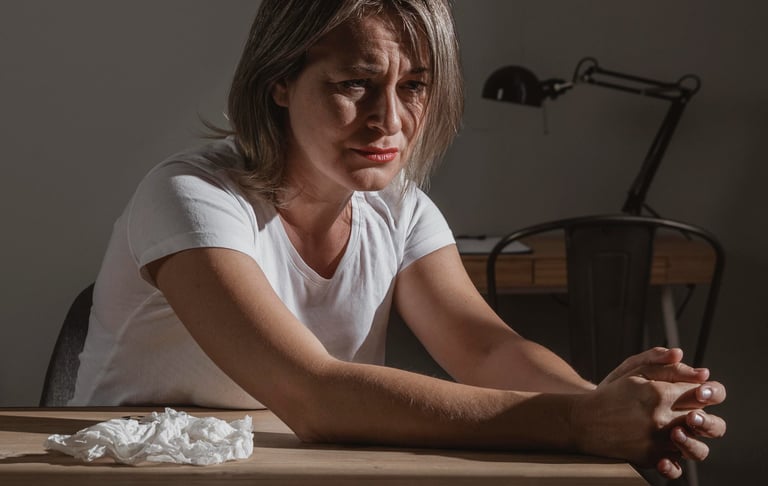femme en larmes, stressée en plein burn-out