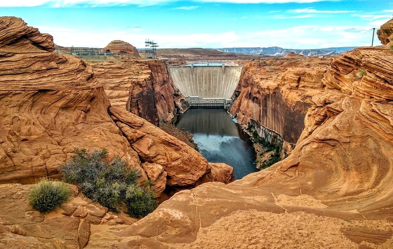 Flagstaff/Page Travel - Lake Powell created by the Glen Canyon Dam is a major resort area