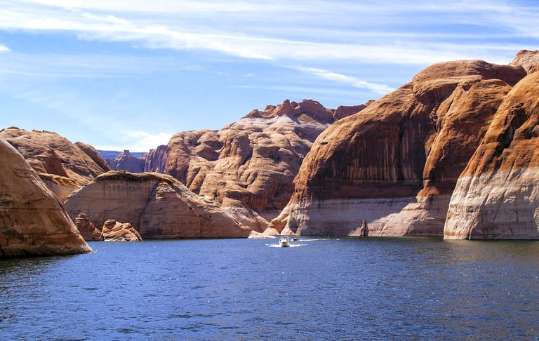 Flagstaff/Page Travel - Lake Powell has 96 major canyons to explore by boat