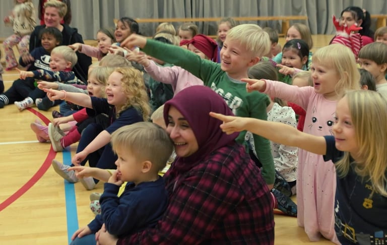 Ohjelmaa päiväkotiin lapset osoittavat taikuria