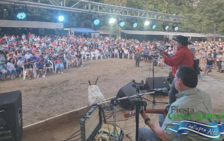 Música folclórica en el escenario principal de la Feria Costumbrista Challupén Alto con público y presentaciones en vivo