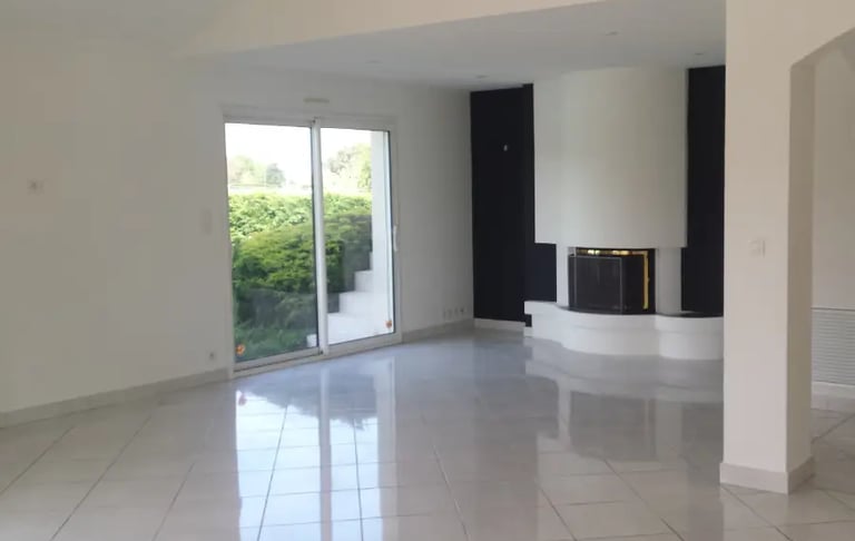 un salon avec une porte-fenêtre et une cheminée