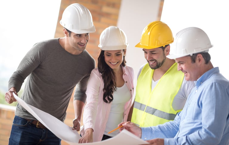 engenheiro mostrando projeto de ar condicionado residencial