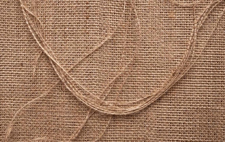 Textura de tela de arpillera marrón natural con fibras de hilo de yute 