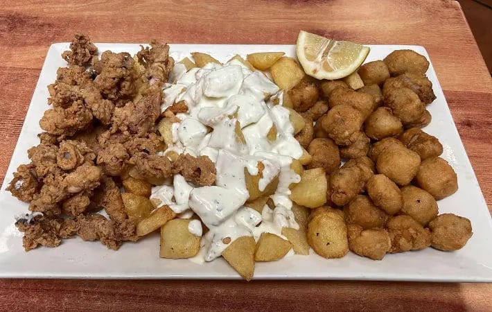 combo de chopitos, ali-oli y cazón