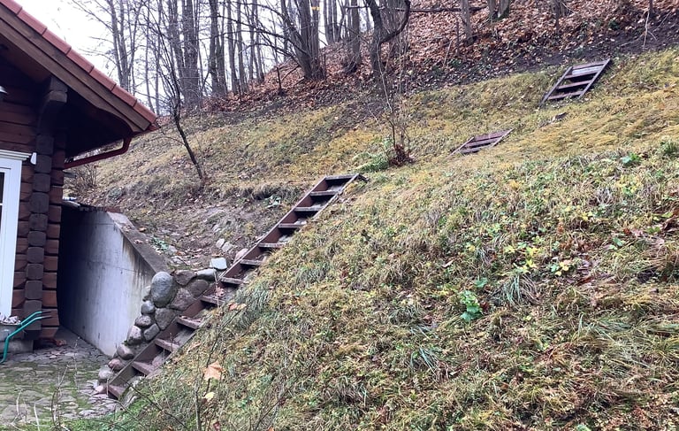 sugrėbti lapai nuo aukšto šlaito