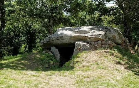 Ty Bayon - Présentation de Belz - Dolmen de Kerlutu