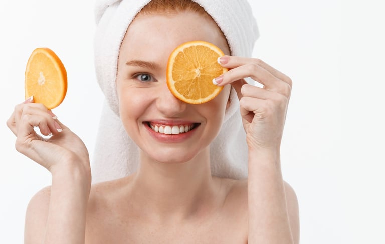 Vrouw met handdoek op haar hoofd en een appelsien voor haar ogen