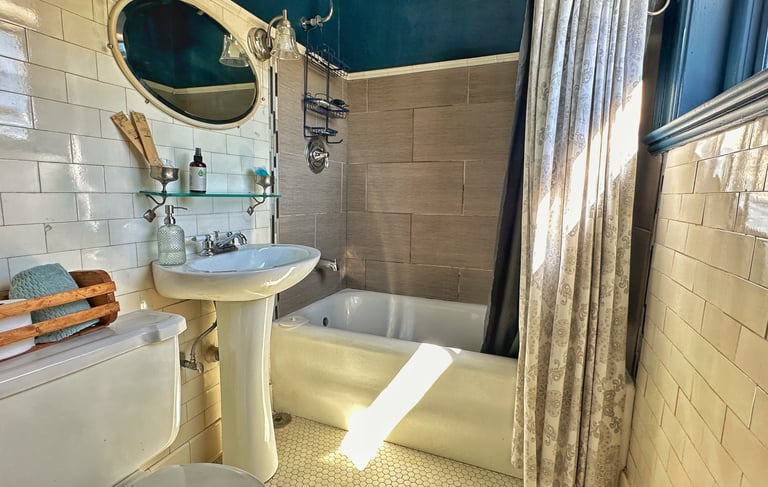 bathroom with deep soak tub 2123 rivermont apartments