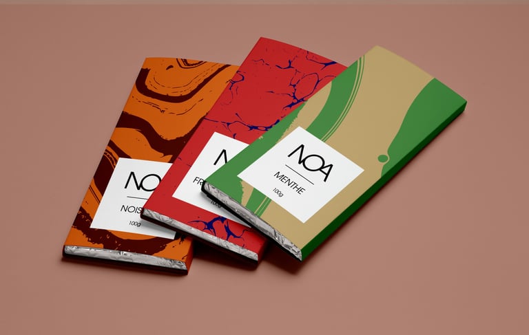 trois emballages de tablettes de chocolat à motif vert rouge et marron