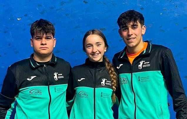 equipo de frontenis posando antes del campeonato