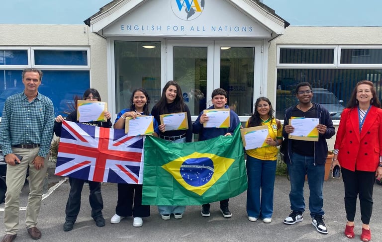 Grupo de estudantes de intercâmbio recebendo seu certificado internacional em escola na Inglaterra