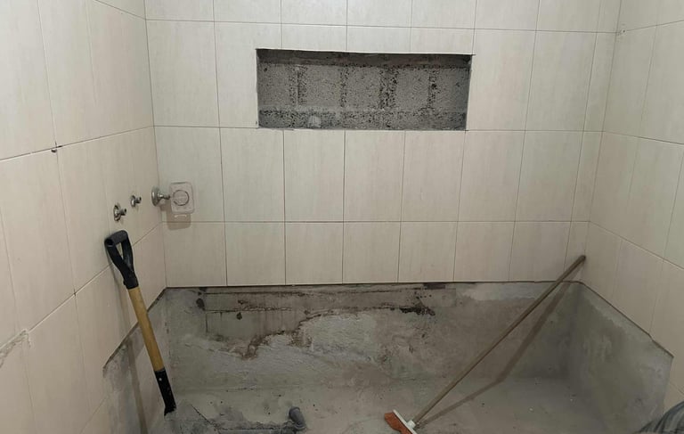 Salle de bain avant pose de carrelage – murs bruts avec espace douche en préparation