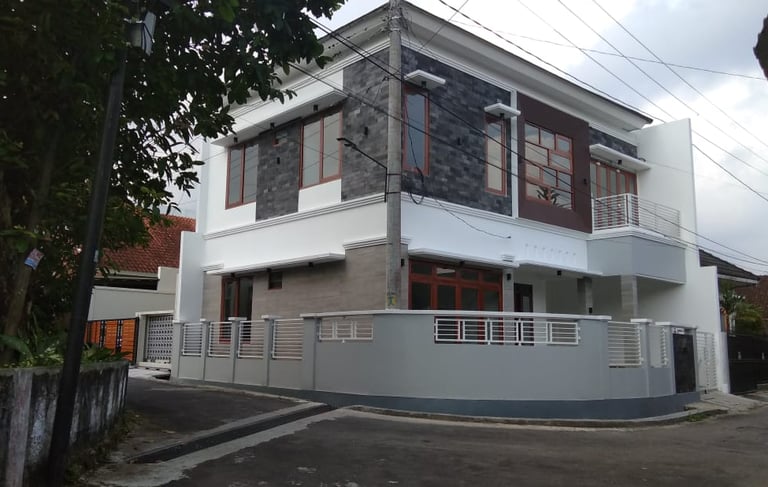 rumah di hook dengan fasad dominan pasangan batu candi