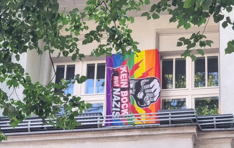 Sharepic zum Antrag, es zeigt eine bunte Flagge mit der Aufschrift "Keinen Bock auf Nazis".