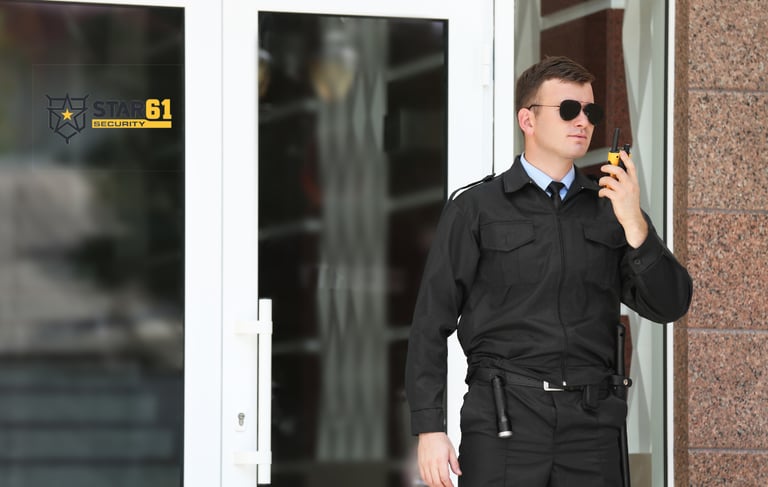 Sicherheitsmitarbeiter mit Funkgerät vor Eingang – Werkschutz Schweiz von Star61