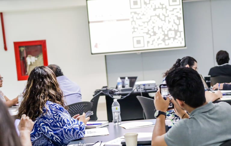 Servidores públicos y ciudadanos participando en mesas de cocreación de gobienro abierto.