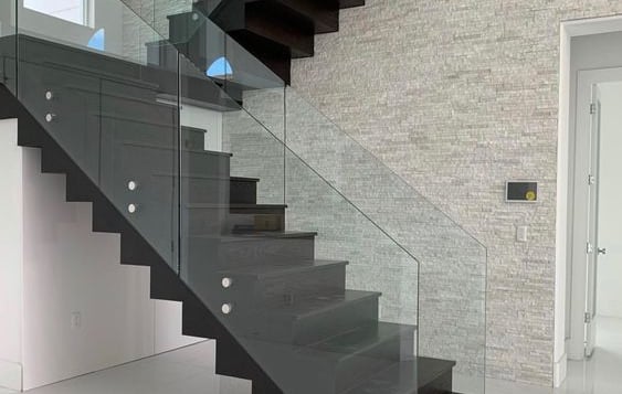 escalera con barandilla cristal moderna