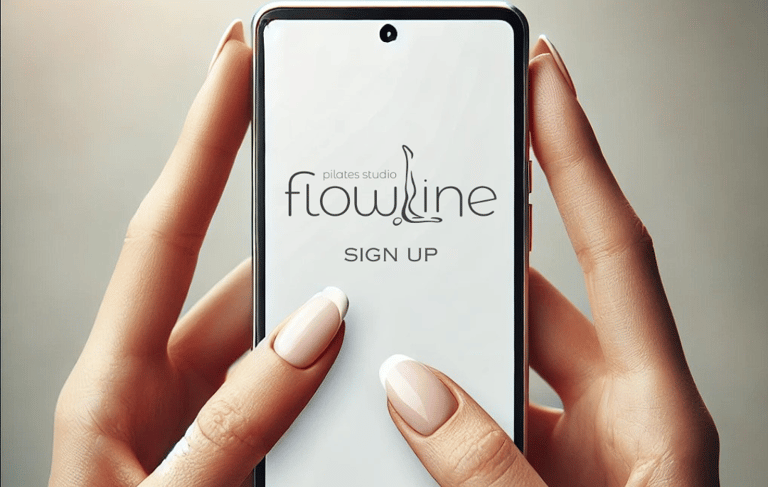 Close-up das mãos de uma mulher segurando um smartphone que exibe o logótipo com um botão  inscrição