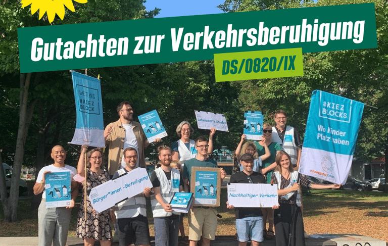 Sharepic zum Antrag, das ein Foto einer Gruppe gutgelaunter Menschen mit Plakaten zeigt.