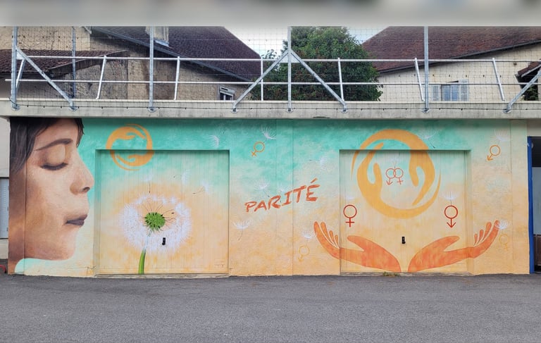 Fresque colorée peinte sur mur extérieur dans une cour de collège