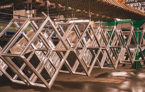 Metallteile bei der Oberflächenbehandlung