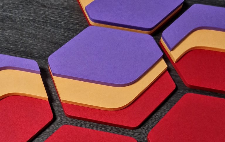 Arte modulare minimalista. Esagoni disposti a nido d'ape, ispirati dalle isoipse topografiche