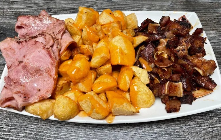 plato combo de lacón con patatas y oreja de cerdo a la plancha